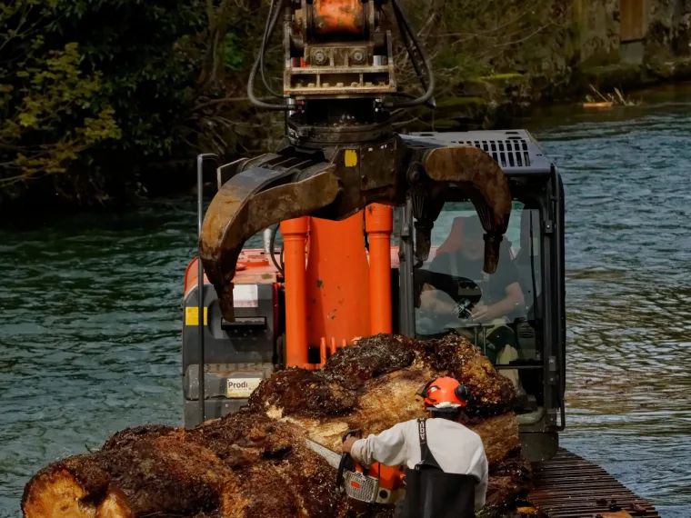 Pelle mécanique intervenant dans le lit d’une rivière pour retirer un embâcle