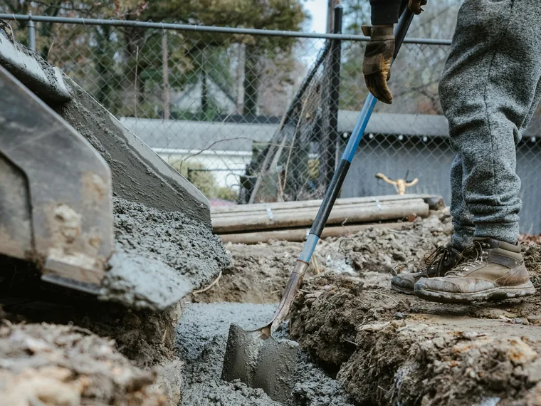Béton coulé dans une fouille de fondation