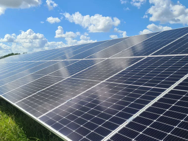 Rangée de panneaux photovoltaïques installés par Les Chantiers du Barrois